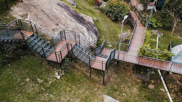 Ile schodów prowadzi na piętro w bloku dziesięciopiętrowym?