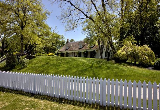 Jak ogrodzenie i aranżacja ogrodu wpływają na komfort codziennego życia?