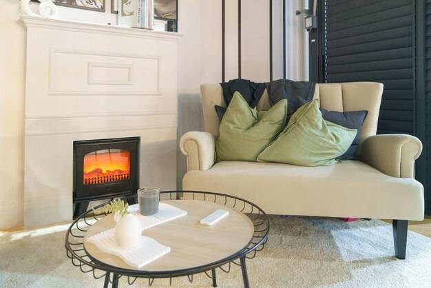 Jak urządzić pokój dzienny z kominkiem aby stworzyć przytulną przestrzeń?