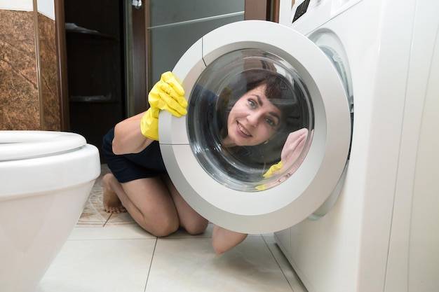 Jak usunąć brzydki zapach z pralki i cieszyć się świeżym praniem?