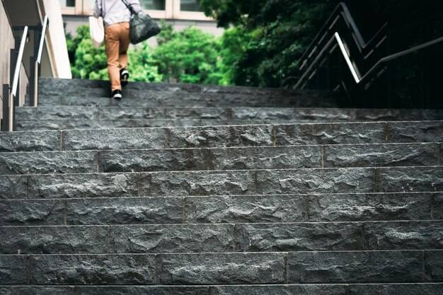 Jak wykonać schody z kostki brukowej w przydomowym ogrodzie?