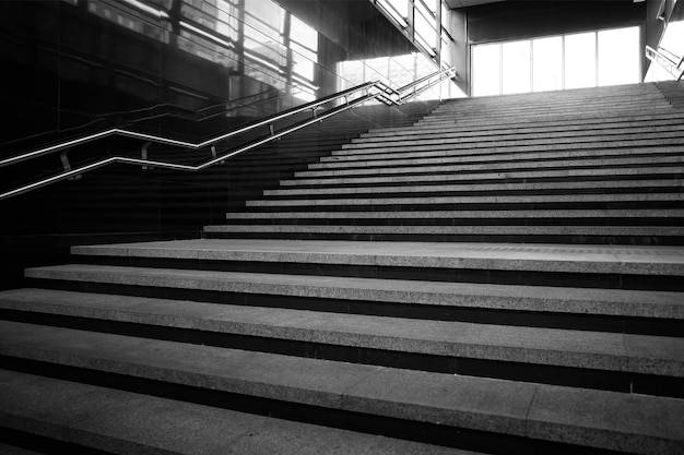 Jakie schody sprawdzą się w nowoczesnym wnętrzu?