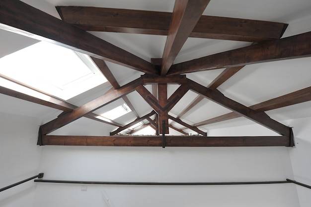 Jaki strop wybrać w domu z poddaszem nieużytkowym?